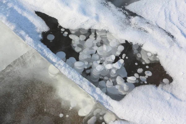 Pęknięcia Zamrożone Bąbelki Powierzchni Rzeki Zimie River Nowosybirsk Rosja — Zdjęcie stockowe