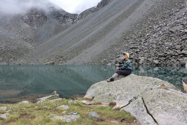 Mujer Feliz Sentada Una Piedra Junto Lago Los Espíritus Montaña — Foto de Stock