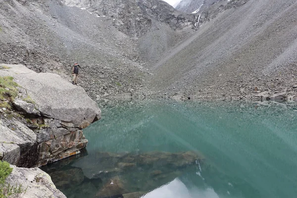 Boldog Ember Áll Egy Kőre Lake Mountain Spirits Altai Hegyek — Stock Fotó