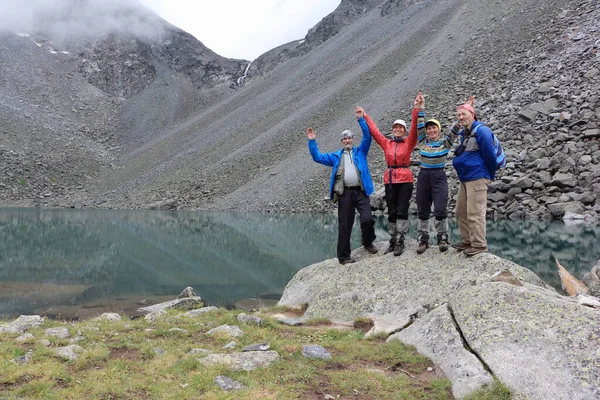 Dağ Ruhları Gölü Altai Dağları Rusya Bir Taşın Üzerinde Duran Stok Resim