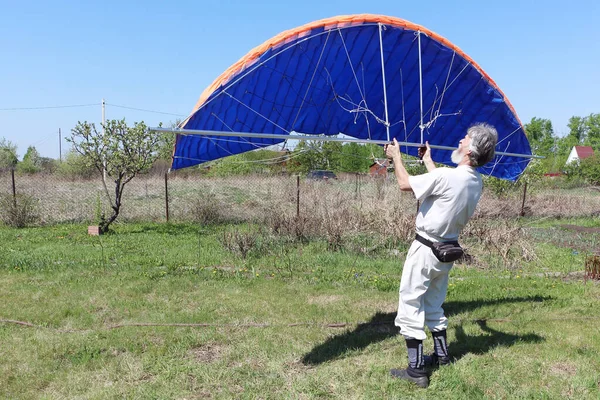 Människan Lär Sig Att Hantera Hemgjord Kitewing Gräsmattan Sommaren — Stockfoto