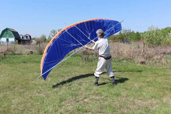 Man Learns Manage Homemade Kitewing Lawn Summer — Stock Photo, Image