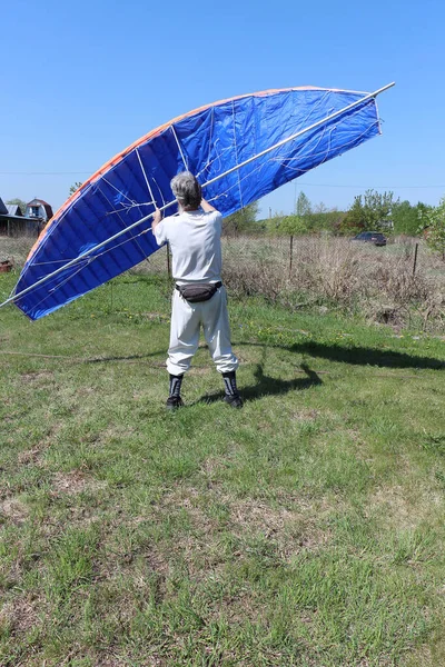 Man Leert Zelfgemaakte Kitewing Beheren Het Gazon Zomer — Stockfoto