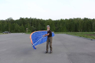 Rusya Novosibirsk 'te uçurtma ile paten eğitimi alan bir adam.