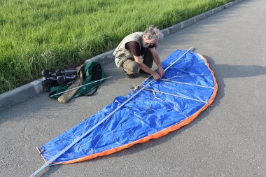 Adam uçurtma, Novosibirsk, Rusya ile eğitim için ekipman hazırlıyor