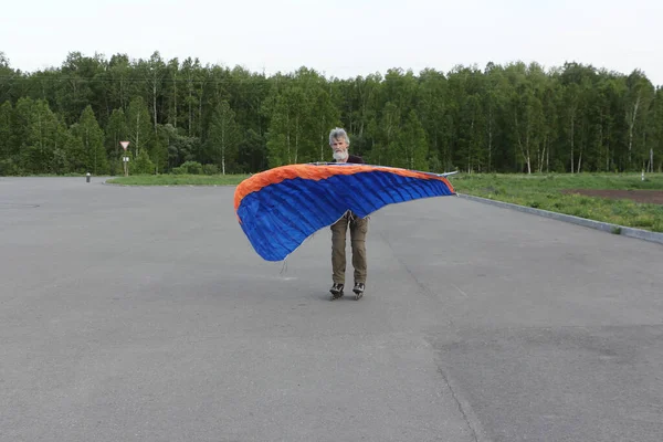 凧とローラースケートの男の訓練 Novosibirsk ロシア — ストック写真