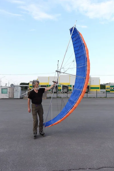 Man Training Roller Skating Kite Novosibirsk Rússia — Fotografia de Stock