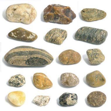 Taşlar, beyaz arkaplanda izole edilmiş yumuşak bir gölgeyle koleksiyon oluşturur