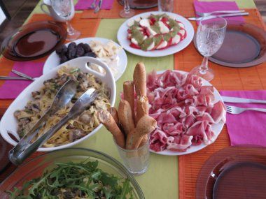 Akşam yemeği ya da öğle yemeği için jamon, peynirli makarna ile koydu tablo hizmet