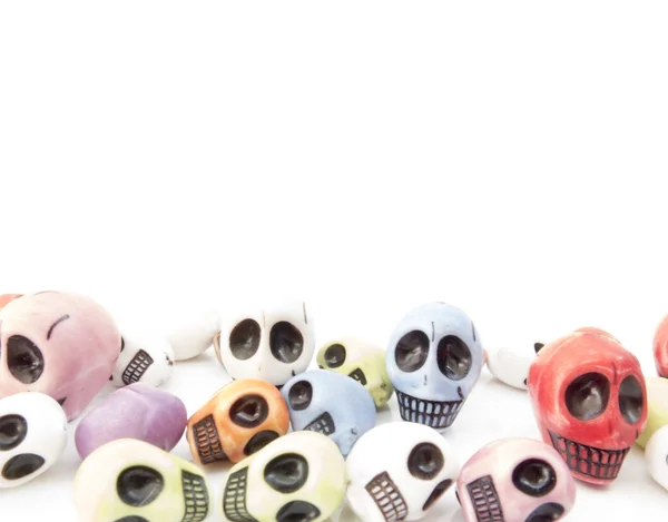 Fondo con cráneos multicolores halloween, broma, risa, dec —  Fotos de Stock