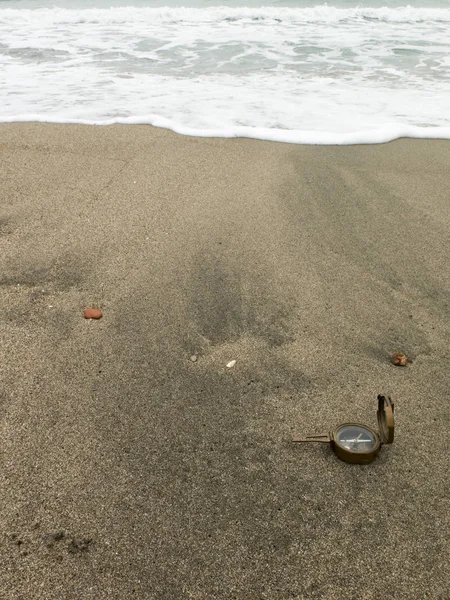 Mooie achtergrond van de zee en reizen, met een kompas op th — Stockfoto