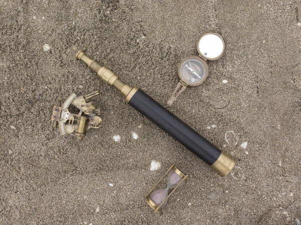 Fundo original com bússola e telescópio na areia — Fotografia de Stock