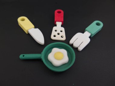 Siyah bir arka plan üzerinde oyuncak çatal bıçak takımı