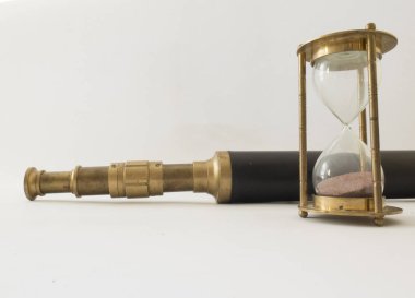 Dünya, bir pusula ve pirinç beyaz bir bac üzerinde yapılmış bir spyglass