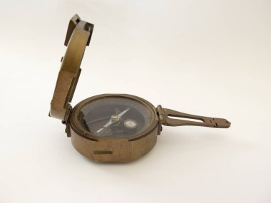 Antika pirinç pusula beyaz arka plan üzerinde