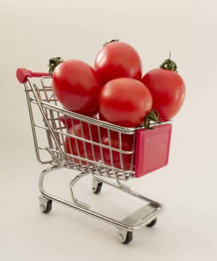 Bir arka plan üzerinde yararlı gıda ve kiraz domates ile alışveriş