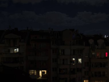 Arka plan ile parlayan pencere eşiği, gökyüzü huzur hakkında 