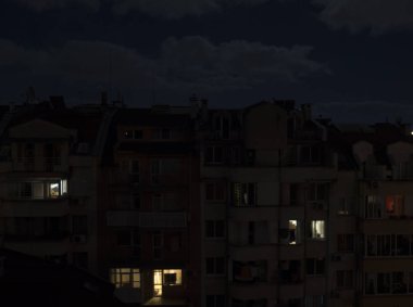 Vs düşük katlı binada parlayan Windows