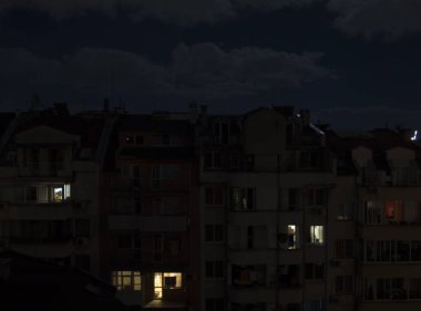 Windows, çatılar, bulutlar ve gökyüzü sessiz ni ışığında