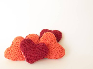 Beyaz zemin üzerine yün el yapımı yapılan kalp