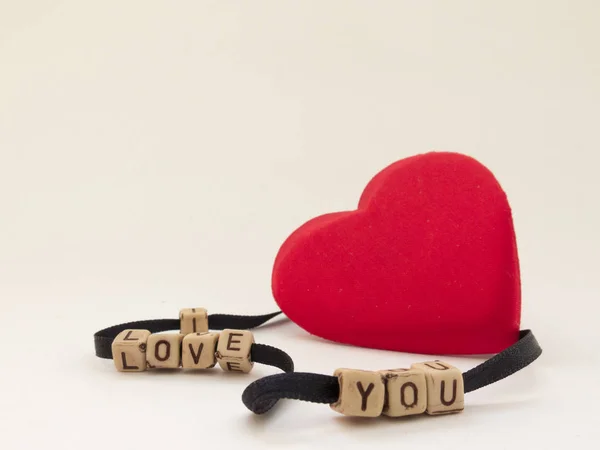 Aşk imzası ile beyaz bir arka plan üzerinde tatlı kalp