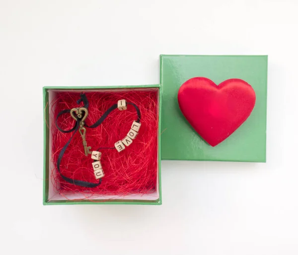 Romantisk present i en låda med ett hjärta och en nyckel som jag älskar dig — Stockfoto