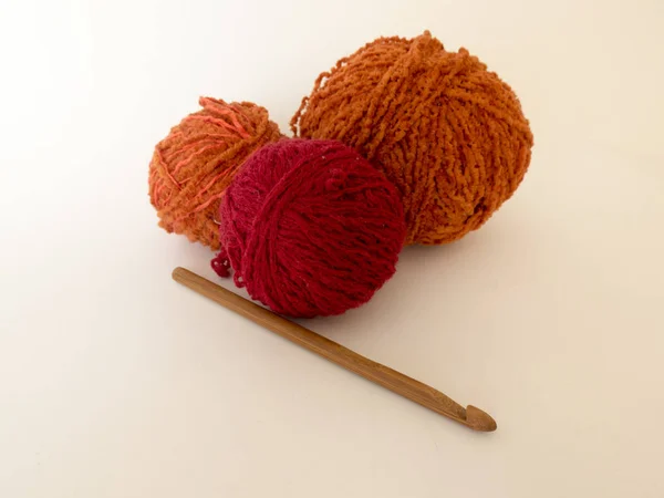 Contexte sur le tricot avec des boules de fil orange et rouge et — Photo