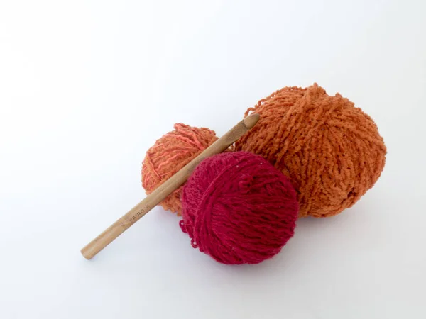 Fond sur la broderie avec crochet et boules de laine — Photo