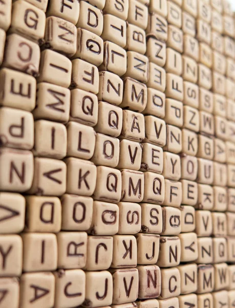 Eu te amo dos cubos na matriz de letras — Fotografia de Stock