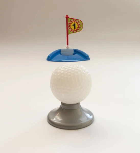 Atteindre l'objectif de la balle de golf avant et après l'impact — Photo