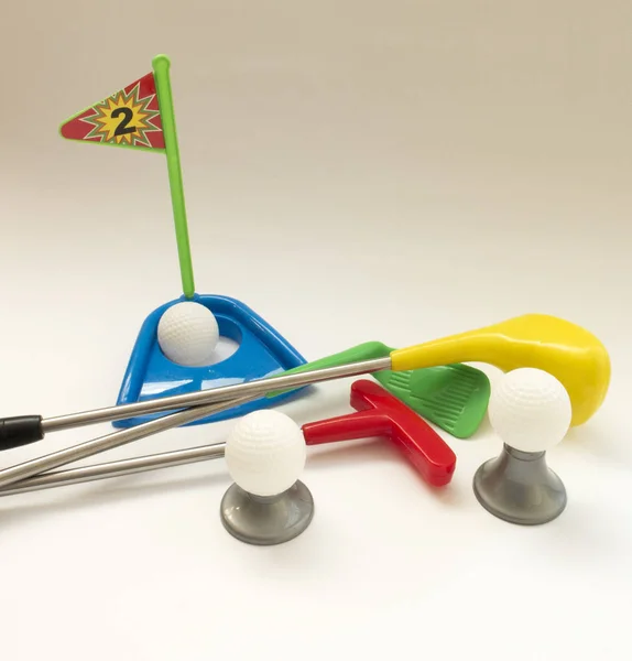 Antecedentes sobre o ensino do jogo de golfe com um conjunto de golfe brinquedo — Fotografia de Stock