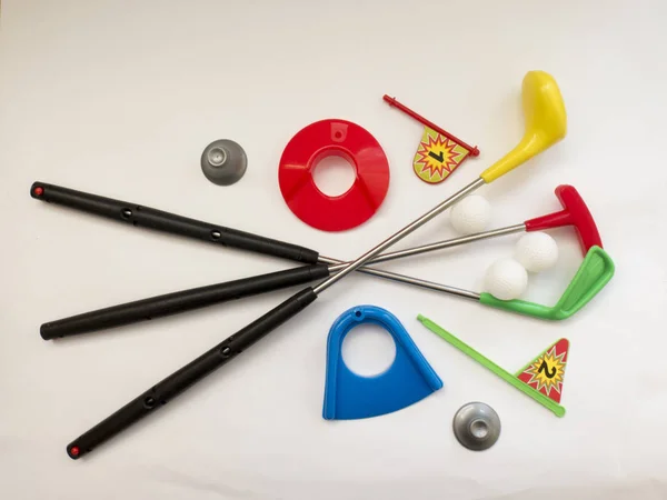 Juego de golf de juguete divertido con palos, bolas, estante de bolas, agujeros y bandera —  Fotos de Stock
