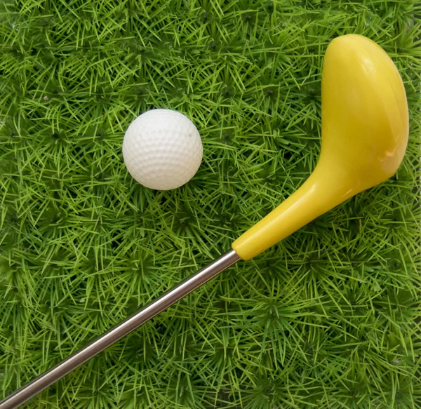 Golf in leksak på grönt gräs — Stockfoto