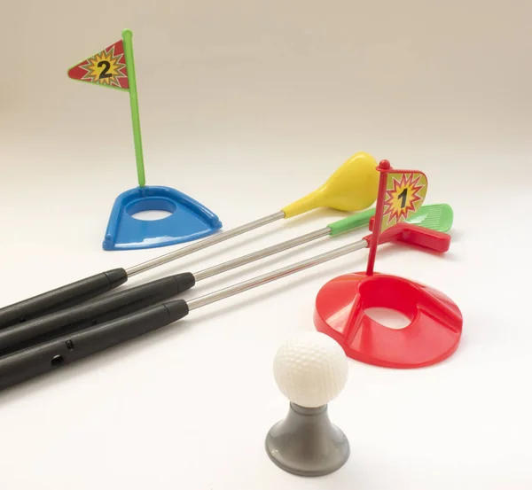 Spielzeug-Golfset mit bunten Stöcken, Bällen, Fahnen — Stockfoto
