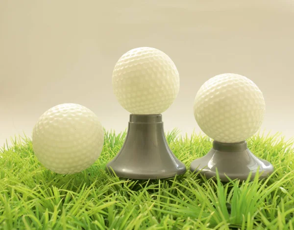 Trzy piłki golfowej na różnych nośnikach, tee na trawie Obrazy Stockowe bez tantiem
