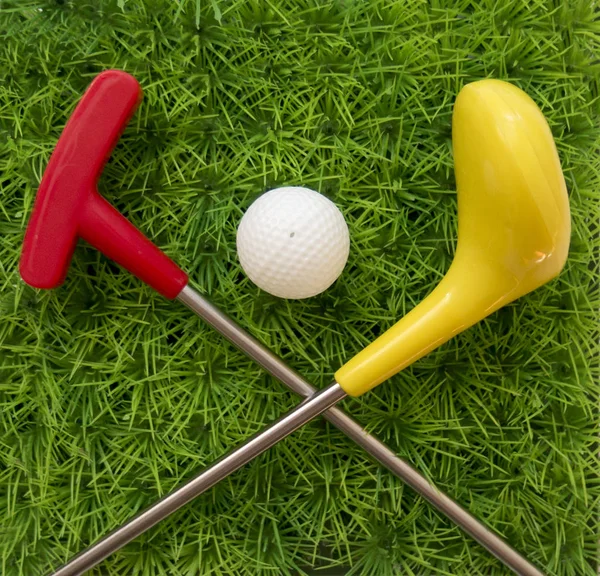 Zabawka Golf Club z piłką na trawie Obrazek Stockowy