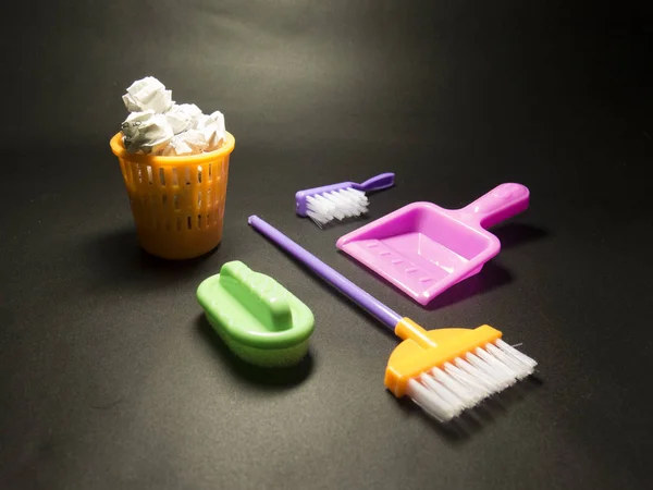 Fırça, sünger ve bir bu oyuncakla temizlik hakkında arka plan