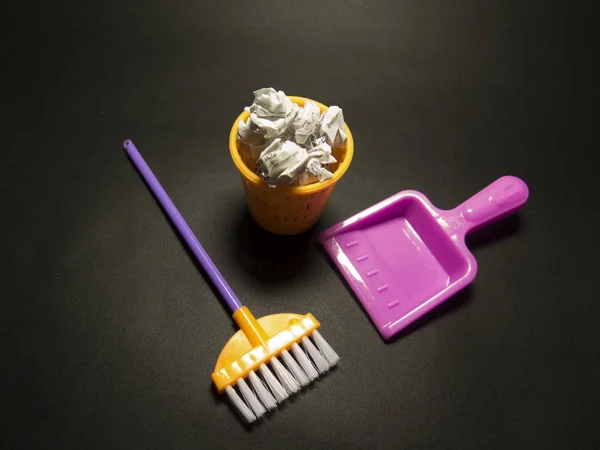 Renkli fırça ve siyah bir backgrou kağıt çöp çöp