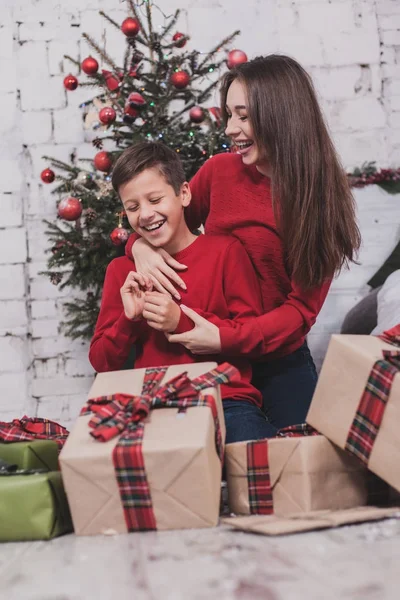 Dziewczyna i dziecko nowy rok z prezentami w ręce — Zdjęcie stockowe
