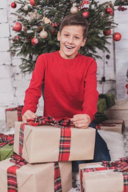 Oğlum ile yeni yıl hediyeleri elinde