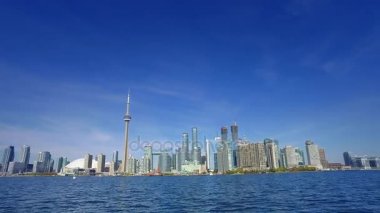 Toronto manzarası açık mavi gökyüzü ile