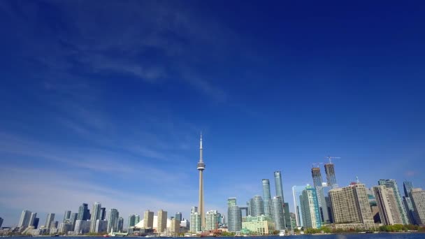 Toronto Skyline с ясным синим небом — стоковое видео