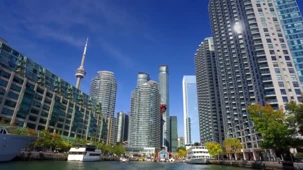 Toronto Skyline met helder blauwe hemel — Stockvideo