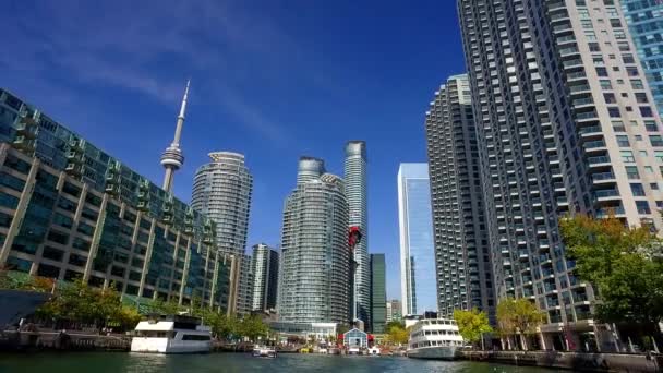 Toronto Skyline met helder blauwe hemel — Stockvideo