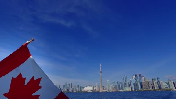 Toronto Skyline met helder blauwe hemel — Stockvideo