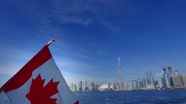 Toronto Skyline med klarblå himmel — Stockvideo