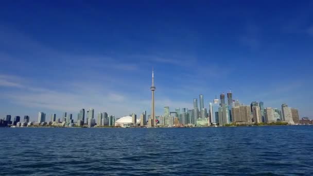 Toronto Skyline mit klarem blauen Himmel — Stockvideo