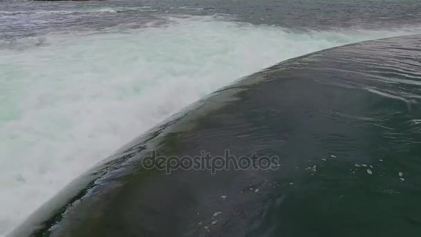 Su akışı - hidroelektrik enerji — Stok video