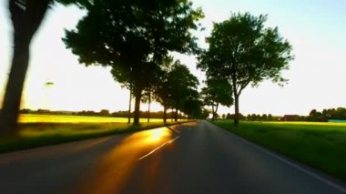 Gün batımında - Pov bir araba