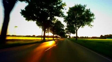 Gün batımında - Pov bir araba